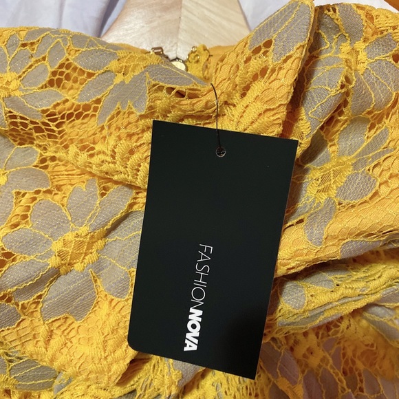 FASHION NOVA
Field Of Daisies Lace Romper - Picture 4 of 4